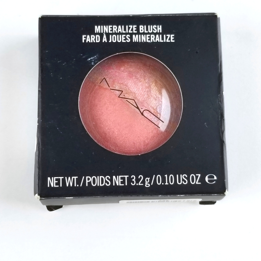 Mac mineralize blush in moon river